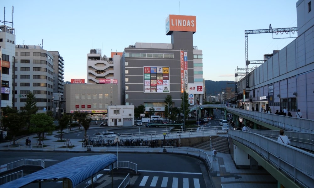 近鉄八尾駅の中央北口から見えるリオナス