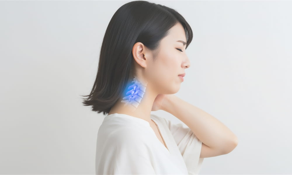 ストレートネックで首が辛そうな女性