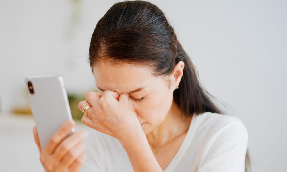 スマホで眼精疲労の女性